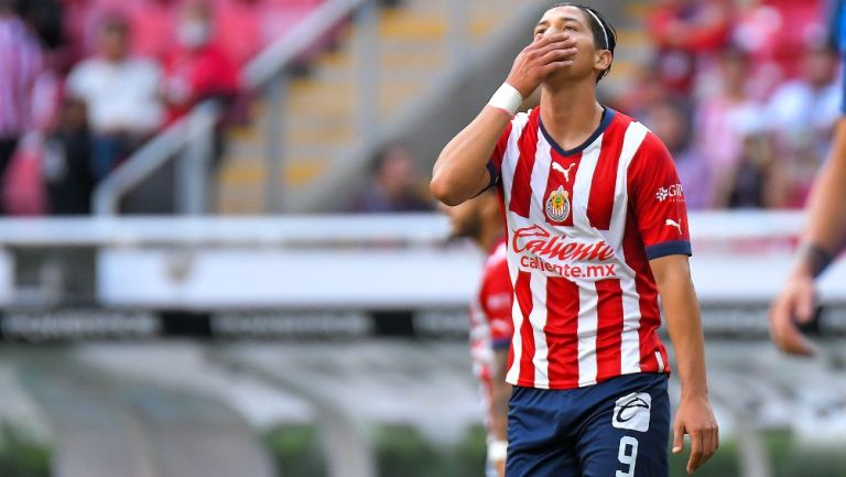 Ángel Zaldívar reacciona durante partido de Chivas