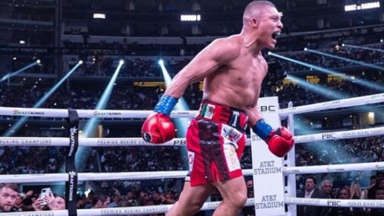 Isaac 'Pitbull' Cruz celebra en el ring