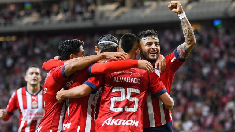 Alexis Vega celebra con Chivas