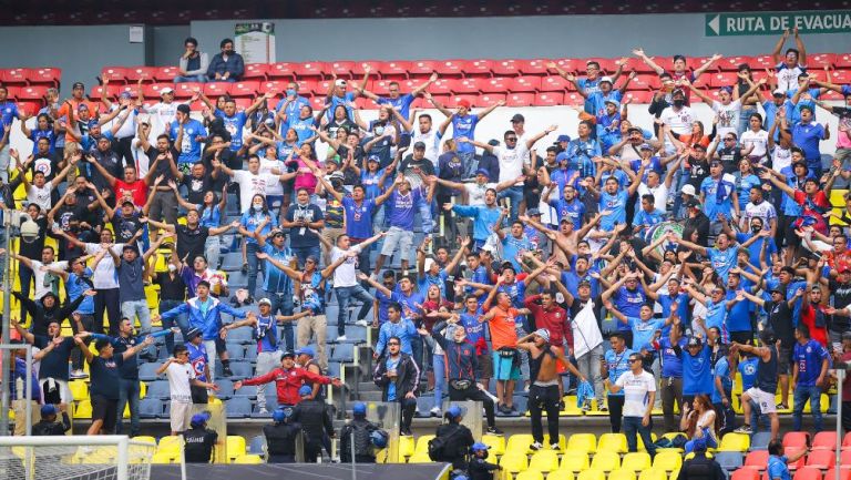 Video: Aficionados de Cruz Azul agredieron a inconforme en gol ante Gallos Blancos