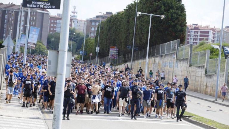 Aficionados del Real Oviedo llegan al estadio