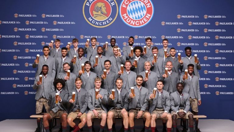 Bayern Munich: Foto oficial del club bávaro... con cerveza en mano