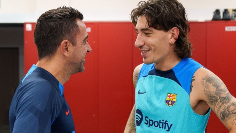 Héctor Bellerín junto a Xavi Hernández 