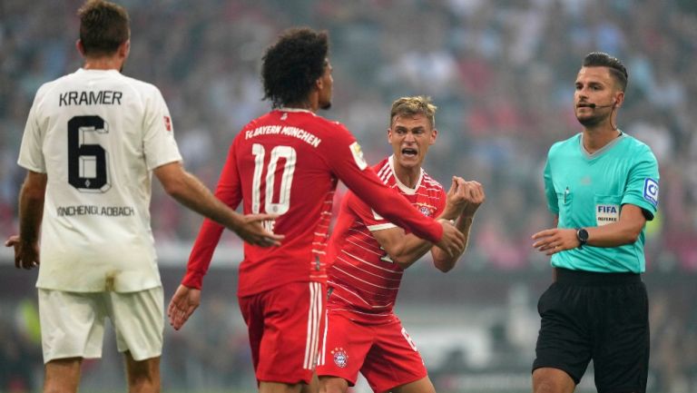 Joshua Kimmich y Leroy Sané del Bayern Munich discuten con el árbitro Daniel Schlager en la Bundesliga