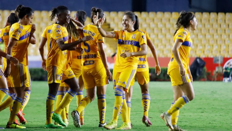 Jugadoras de Tigres festejando un gol