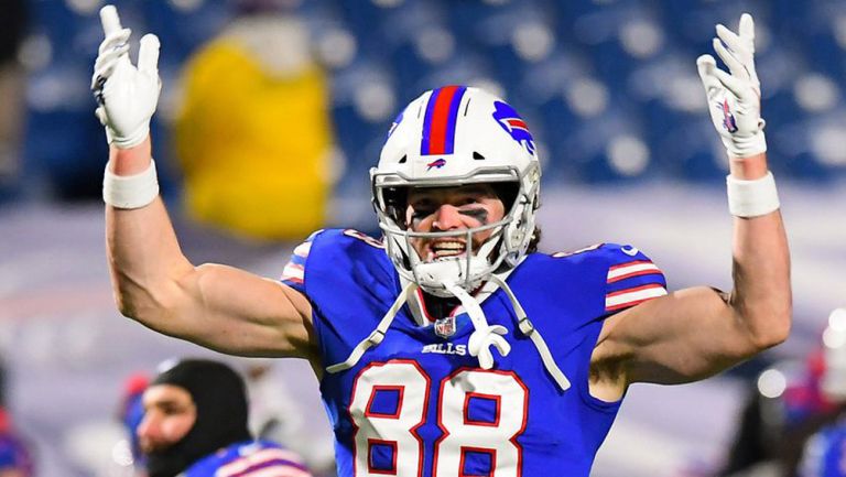 Dawson Knox festeja una jugada de los Bills