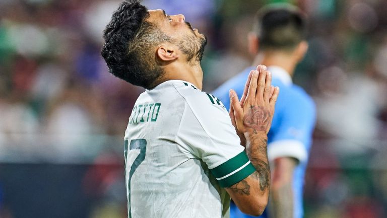 Tecatito Corona reacciona durante partido con el Tri vs Uruguay 2022