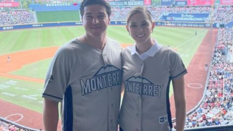 Samuel García y Mariana Rodríguez en el partido de Sultanes