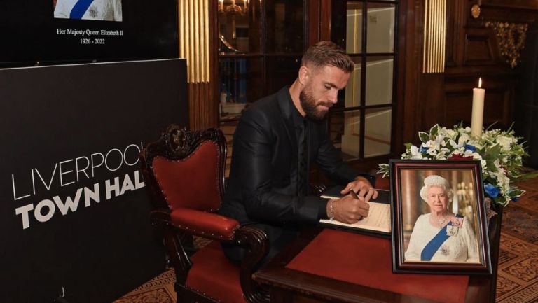 El capitán del Liverpool firmando el Libro de Condolencias