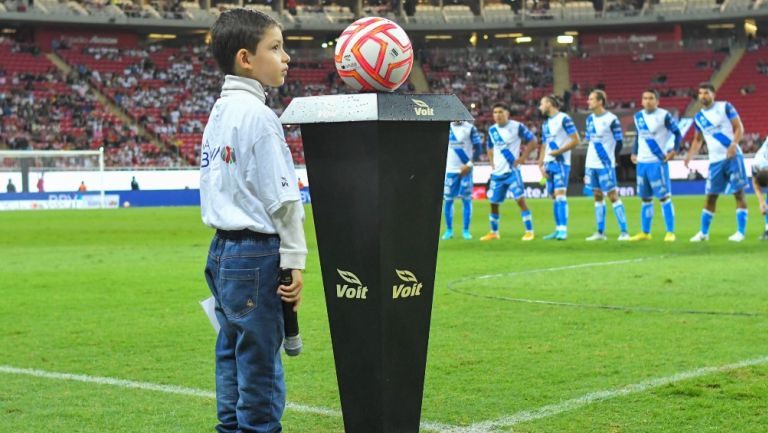 Niño del Protocolo de la Liga Mx se hace viral tras espantarse 