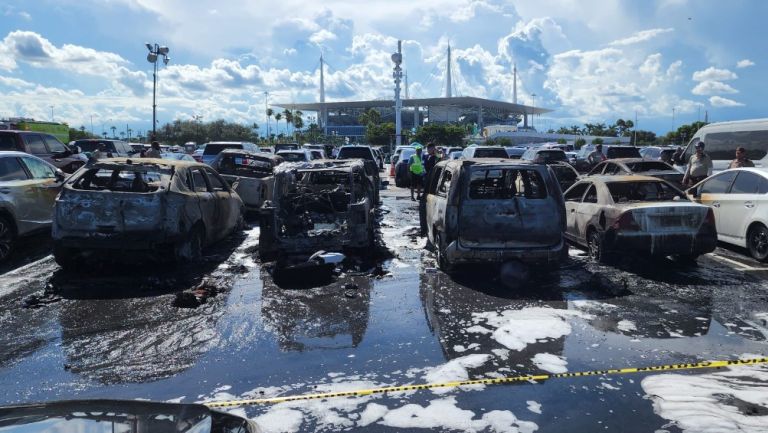 Autos tras la explosión por una parrilla en Miami 