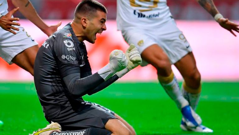 Julio González celebra gol con Pumas 