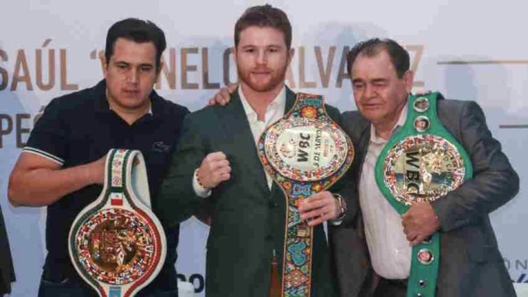 Eddy Reynoso junto a Canelo Álvarez