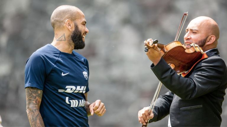 A Dani Alves le llevaron mariachi a Cantera