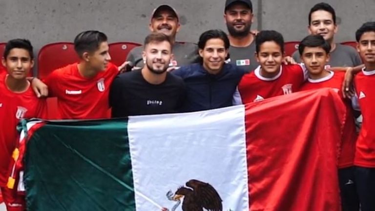 Diego Lainez y Eugenio Pizzuto convivieron con jóvenes futbolistas mexicanos del Sporting Braga