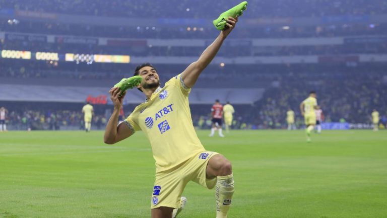 Henry Martín festejó como Cuauhtémoc Blanco en el Clásico Nacional