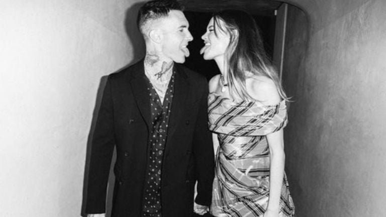 Adam junto a su esposa Behati Prinsloo