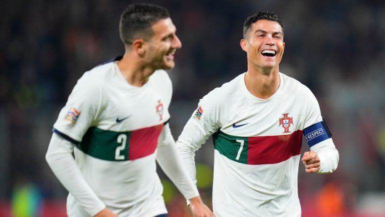 Dalot y Cristiano Ronaldo en festejo con Portugal