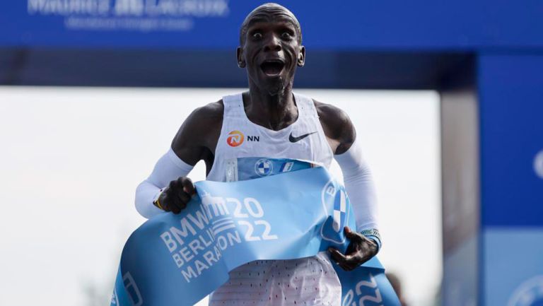 Eliud Kipchoge cruza la línea para ganar el Maratón de Berlín 