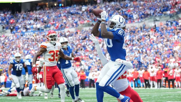 Jelani Woods realizando una recepción de touchdown