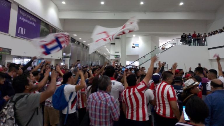 Afición de Chivas presente en el Aeropuerto de la CDMX