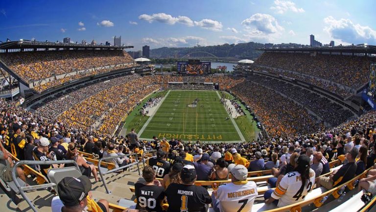 Afición de los Steelers en el Acrisure Stadium