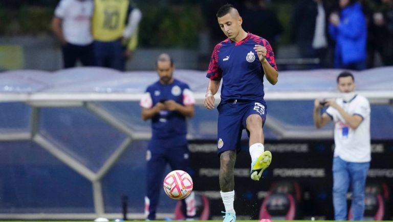 Roberto Alvarado jugando con Chivas