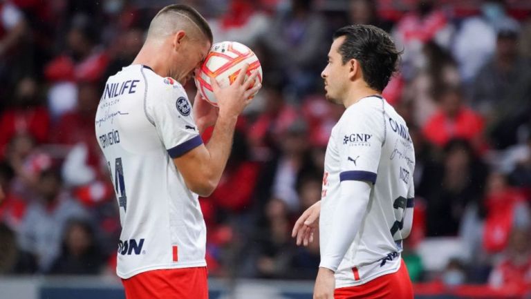 Ormeño y Mozo en un partido con Chivas