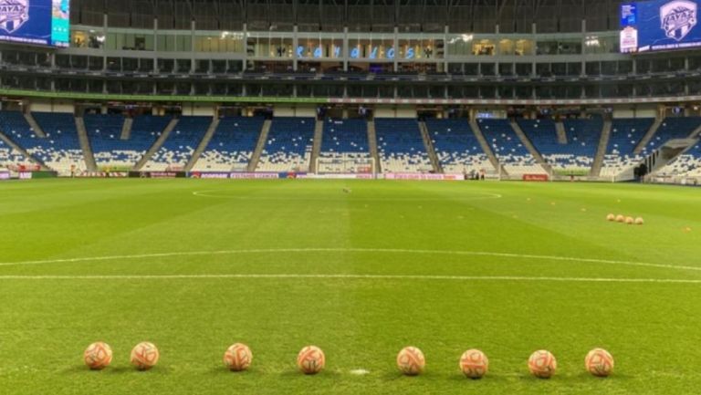 Balón de futbol en estadio