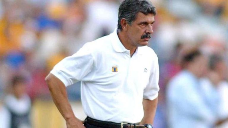 Tuca Ferretti dirigiendo a Pumas en el 2006