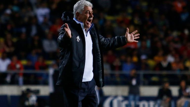 Ricardo Ferretti dirigiendo a Tigres