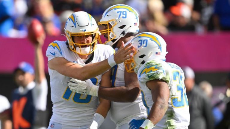 Jugadores de los Chargers festejando un touchdown