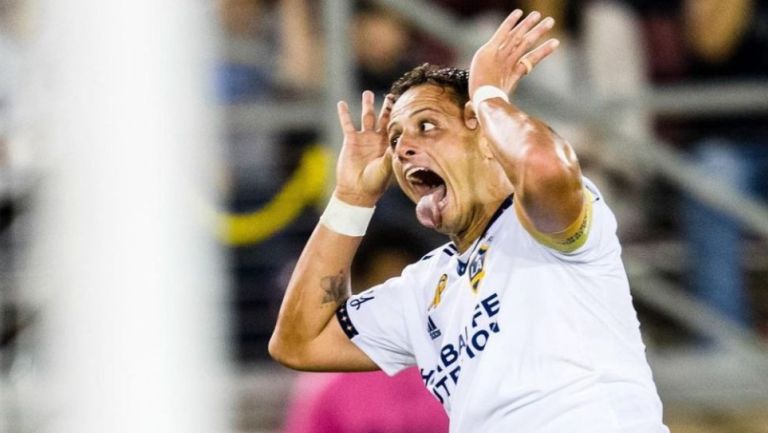 Chicharito Hernández festejando un gol