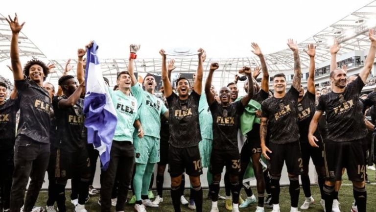 Jugadores del LAFC festejando un título