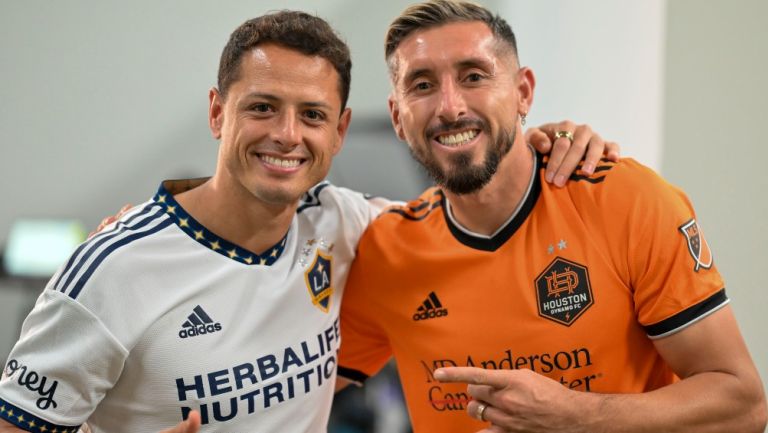 Héctor Herrera junto a Chicharito Hernández