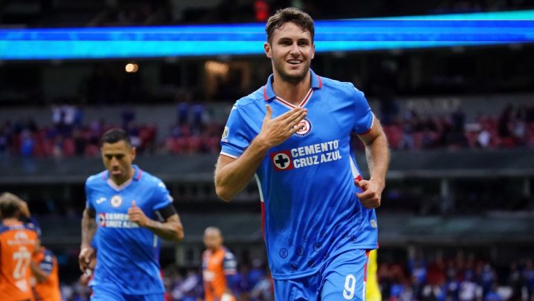 Santiago Giménez durante un partido con Cruz Azul