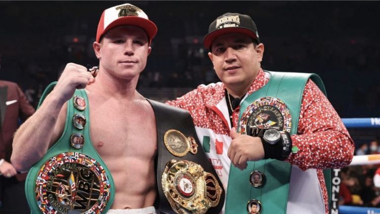 Canelo Álvarez y Eddy Reynoso con los títulos del CMB