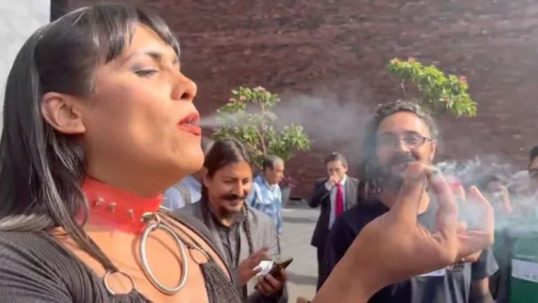 Diputada trans de Morena se fumó un 'churro' de marihuana en San Lázaro