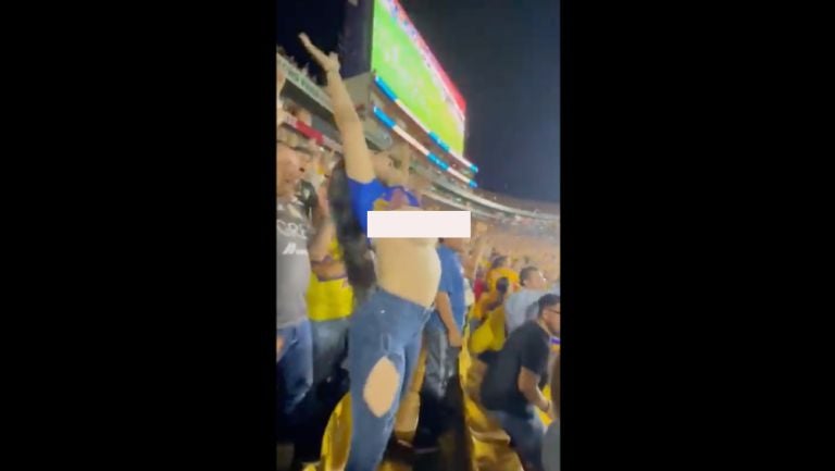 Aficionada de Tigres celebrando sin playera