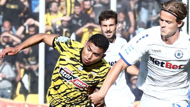 Orbelín Pineda en acción con AEK Atenas vs Atromitos