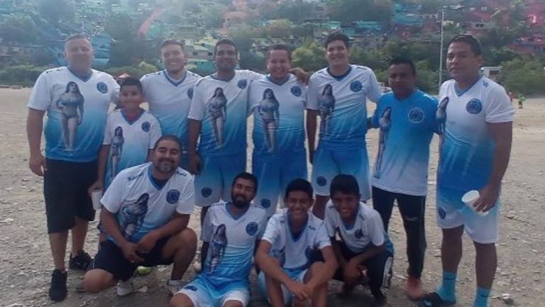 Equipo de futbol amateur con uniforme de Karely Ruíz