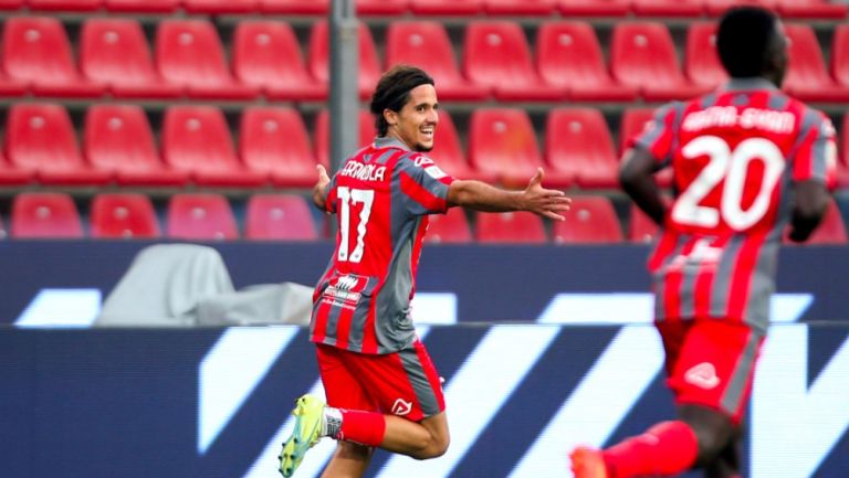 Leonardo Sernicola celebra con el Cremonese ante Modena