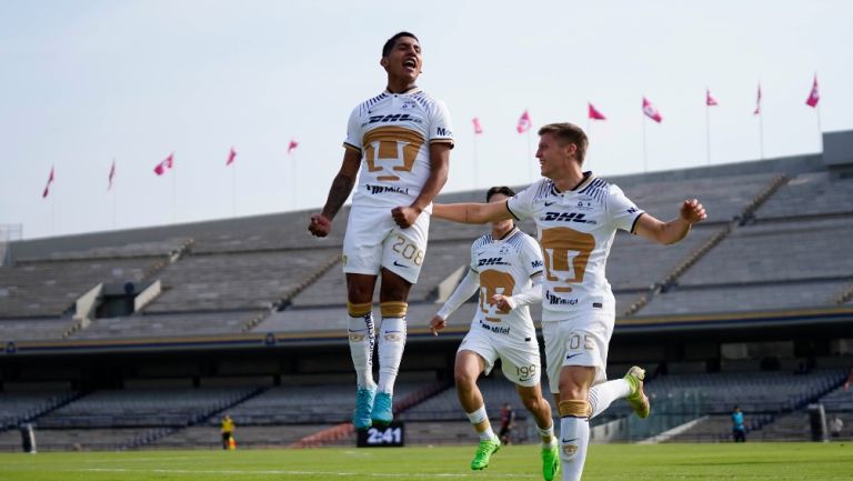 Jugadores de Pumas festejan gol en la Final Sub 20