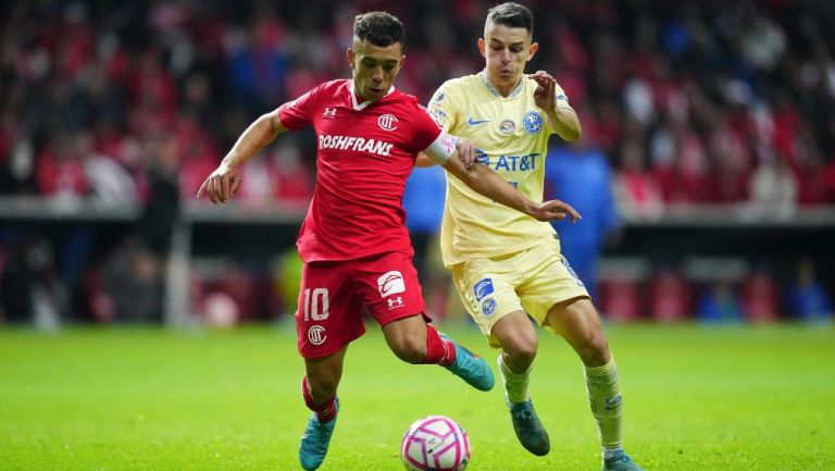 Leo Fernández en acción con Toluca vs América en la Ida de la Semifinal del AP22