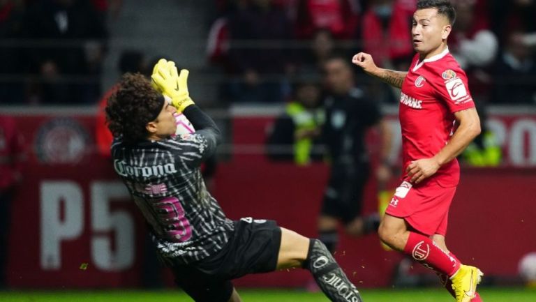 Memo Ochoa en el duelo contra Toluca