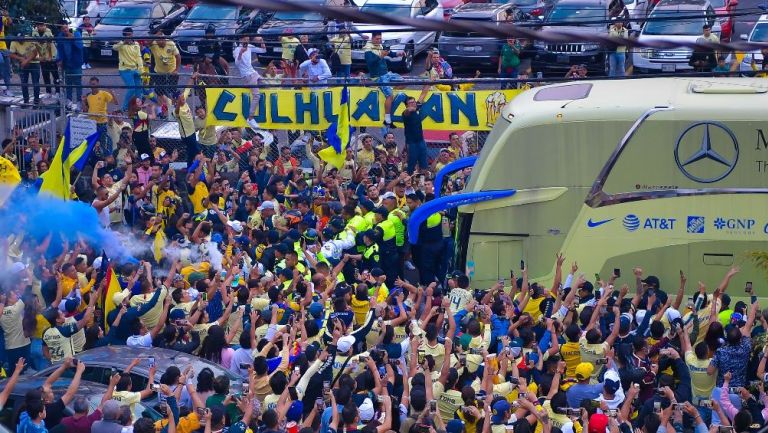 Afición del América en inmediaciones del Estadio Azteca