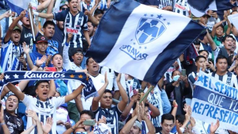 Aficionados de Rayados en un entrenamiento