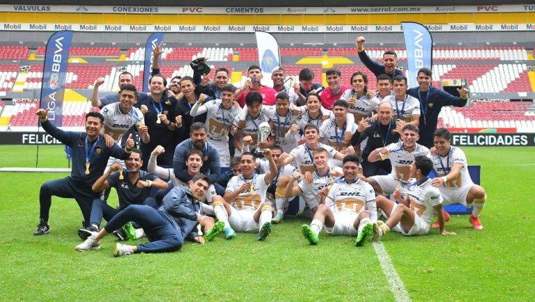 Pumas Sub 20 celebrando el título del AP22