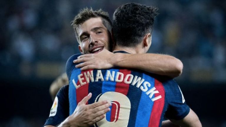 Lewandowski y Sergi Roberto festejan un gol