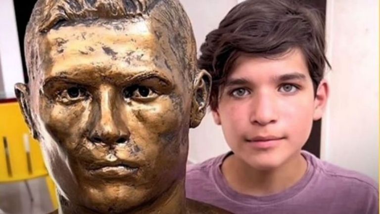 Josué junto al busto de plastilina de CR7